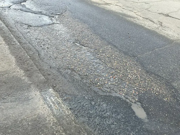La rue Racine est en mauvais état entre le boulevard de l'Ormière et la rue Verret La rue Racine est en mauvais état entre le boulevard de l'Ormière et la rue Verret