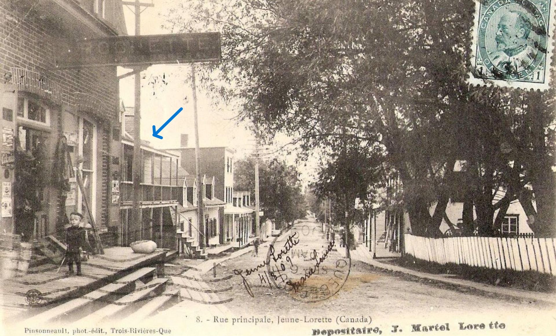 La maison Racine-Trudel, par son emplacement de choix, saute aux yeux de ceux qui empruntent la courbe de la rue Racine de l'est vers l'ouest. La Ville de Québec reconnait que cette maison possède un bon intérêt patrimonial. En effet, sa construction remonterait au début des années 1800. Elle est d'ailleurs visible sur une carte postale de Pinsonneault montrant la rue Principale de la Jeune-Lorette